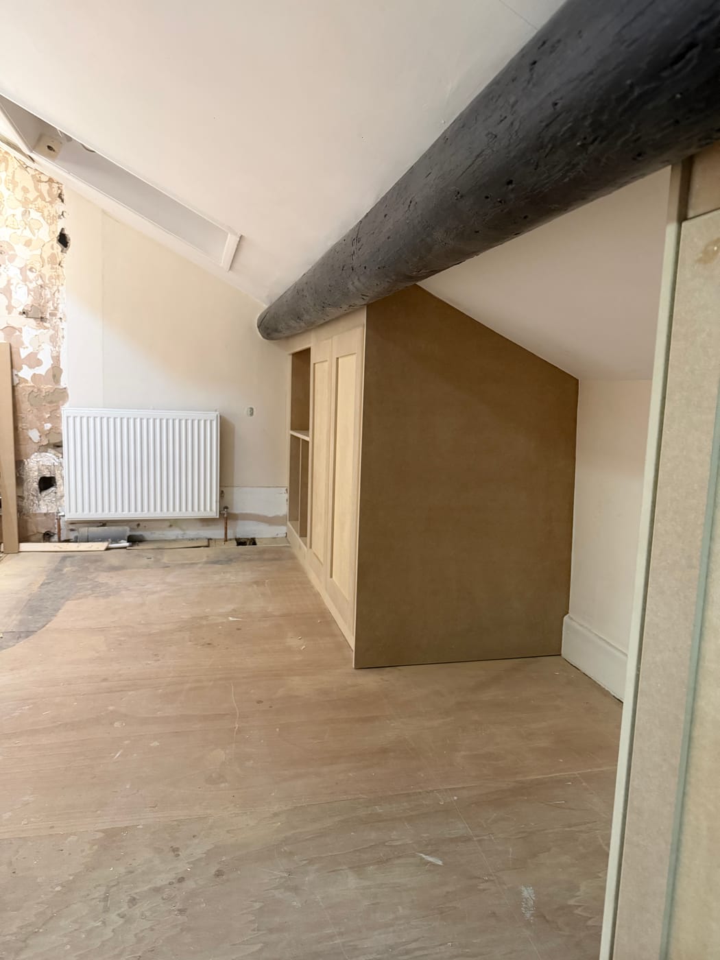 Bespoke under-eaves fitted storage by Elite Interior
